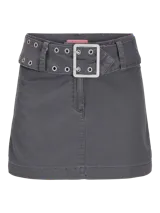 Minifalda gris de tiro medio, confeccionada en denim, con diseño de corte recto y presillas con cinturón ancho decorado con ojales metálicos y hebilla rectangular.