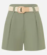 Short recto de cintura alta color crudo, confeccionado en viscolino, con trabillas en la cintura, pliegues y cierre tradicional. Incluye cinturón de rafia artificial con hebillas de argollas.