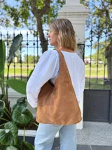 Bolso tipo tote bag color camel, confeccionado en cuero gamuzado.