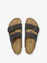 Sandalias Birkenstock Arizona de cuero sintético color gris oscuro, con dos correas ajustables con hebillas metálicas plateadas y plantilla anatómica de corcho y látex. Suela de goma EVA.