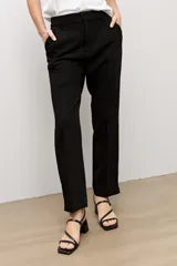 Pantalón slim sastrero de color negro, con diseño clásico de corte ajustado y tiro mid.