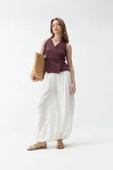 Pantalón babucha color marrón, de corte amplio y fluido, con cintura elástica y botamangas ajustadas.