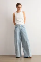 Jean estilo culotte color celeste, de tiro alto y corte ancho con costuras verticales decorativas en el frente.