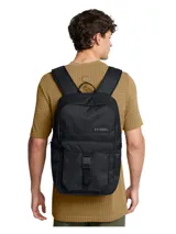 Mochila Under Armour color negro con compartimento principal amplio, bolsillo frontal con cierre y solapa con hebilla ajustable. Incluye compartimento acolchado para portátil y bolsillos laterales.