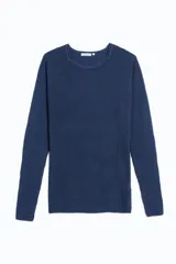Sweater azul de punto con cuello redondo y mangas raglán.