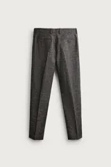 Pantalón de traje regular fit de la colección especial Aaron Levine x Zara, confeccionado en mezcla de lana y lino de color gris. Presenta diseño con pinzas delanteras, bolsillos laterales y traseros de doble vivo con botón, y cierre frontal con cremallera y gancho metálico oculto.
