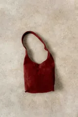 Bolso tote de cuero color bordó.