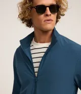 Campera bomber negra con cuello alto, cierre frontal por cremallera, puños y cintura elásticos.