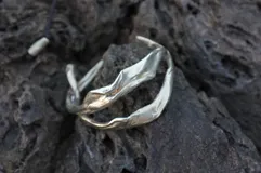 Brazalete rígido de bronce y alpaca maciza, con diseño orgánico irregular.