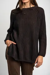Sweater de punto con textura acanalada vertical, diseño oversize, cuello redondo y mangas largas. Confeccionado en algodón peinado.