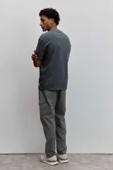 Remera de manga corta y cuello redondo, de corte clásico y color marrón.