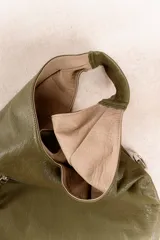Bolso de hombro color beige, confeccionado en cuero sintético con interior plateado. Presenta un bolsillo externo con cierre.