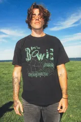 Remera negra de manga corta con estampado gráfico frontal verde de David Bowie The Glass Spider Tour 1987.