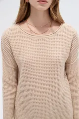 Sweater de algodón tejido con textura en relieve, cuello redondo y mangas largas, de calce holgado.