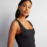 Camiseta negra de cuello cuadrado y breteles anchos.