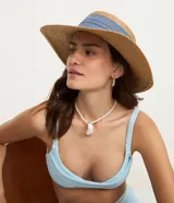 Sombrero de playa Bossa Nossa en fibra de papel color tostado, con copa recta y detalle de cinta de algodón en tono celeste.