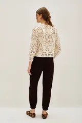 Pantalon cargo de corderoy color marrón oscuro, con corte recto, bolsillos laterales amplios y cierre frontal.