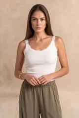 Musculosa blanca de algodón acanalado, de calce al cuerpo y escote redondo adornado con delicado encaje.