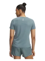 Remera deportiva Under Armour modelo Launch Shortsleeve, de manga corta y cuello redondo, en color verde. Confeccionada en tejido suave, ligero y transpirable con tecnología de absorción de sudor y control de olores.