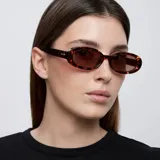 Lentes de sol con montura ovalada carey y cristales polarizados de color marrón.