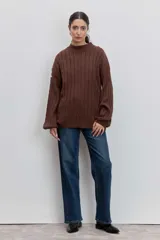 Sweater de tejido de punto color marrón, con cuello alto, mangas largas con puños ajustados y diseño de trenzas verticales.