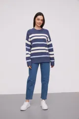 Sweater de acrílico a rayas horizontales en azul, celeste y blanco, de corte holgado y cuello redondo.