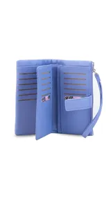 Billetera de mujer color negro con textura granulada, cierre de broche, bolsillo externo con cierre y correa de mano. Incluye logo metálico de la marca Lincoln's.