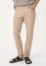 Pantalón recto color beige, con cierre de botón y cremallera, y bolsillos laterales.