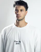Remera blanca de algodón con estampado pequeño en el centro del pecho con la frase "Over The Falls" en letras góticas negras.