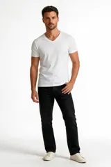 Pantalón jean negro de corte skinny y tiro bajo, con diseño clásico de cinco bolsillos y cierre frontal con botón y cremallera.