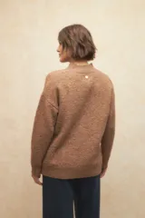 Polera beige de tejido de punto con cuello alto y mangas largas.