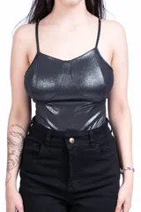 Body negro con textura brillante, breteles finos y corte ajustado.
