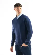 Buzo tejido de punto con cuello en V, de calce regular y mangas largas con puños acanalados.