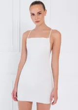 Vestido corto blanco de breteles finos y escote recto.