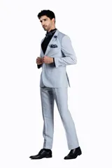 Ambo de corte comfort fit confeccionado en una mezcla de lino, viscosa y poliéster. El conjunto incluye un saco de dos botones con bolsillos laterales y un pantalón de corte recto, ofreciendo una textura suave y mayor resistencia a las arrugas que el lino tradicional.