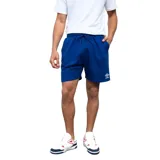 Bermuda deportiva Umbro de color azul, confeccionada en tejido de punto, con cintura elástica ajustable mediante cordón, bolsillos laterales y logo de la marca bordado en el bajo de la pierna izquierda.