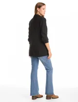 Blazer de crepe Dictionary, con cuello solapa, abertura frontal y mangas tres cuartos con detalle fruncido. Cuenta con bolsillos delanteros y forro interno.