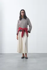 Sweater de punto a rayas horizontales en color bordó y celeste, con cuello polo y mangas largas con puños amplios. Presenta un diseño de calce relajado.