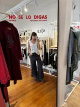 Musculosa blanca de lino y algodón, con escote en V.