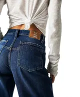 Pantalón de jean azul oscuro, de corte amplio y tiro alto.