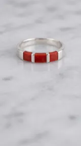 Anillo de banda de plata 925 con incrustaciones rectangulares de pasta de coral rojo.