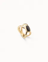 Anillo dorado con diseño irregular y piedra ovalada negra engarzada.