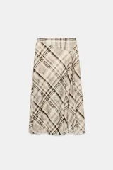 Falda midi de tiro alto con estampado de cuadros en tonos neutros. Presenta un diseño con abertura frontal en el bajo y cierre lateral con cremallera oculta.