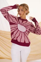 Sweater de punto color lila y violeta con estampado de flor.