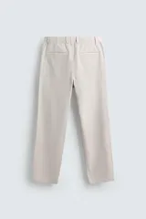 Pantalón de corte recto confeccionado en tejido de sarga con estructura diagonal. Presenta cintura elástica, bolsillos delanteros, bolsillos traseros de vivo y cierre frontal con cremallera y botón.