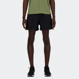 Short deportivo New Balance de 5 pulgadas, color negro, confeccionado en tejido técnico elástico con tecnología NB DRY. Posee forro interno, cintura con cordón ajustable, bolsillos laterales y un bolsillo trasero con cierre.