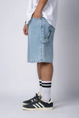 Bermuda de jean con lavado ácido, corte mom y estilo carpintero con bolsillos laterales utilitarios.