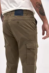 Pantalón cargo de gabardina en color gris, con corte standard slim. Presenta bolsillos laterales y bolsillos cargo con solapa y botones en los muslos.