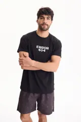 Remera negra de algodón de manga corta, con cuello redondo y estampa frontal con texto en estilo pixelado.