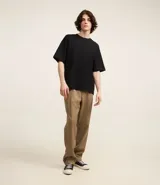 Remera de algodón con cuello redondo y mangas cortas, de corte overboxy holgado y diseño liso.